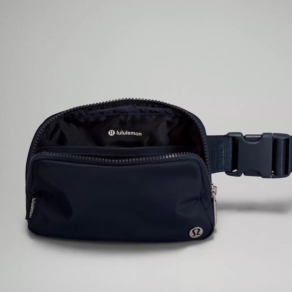 Lululemon Everywhere Belt Bag Navy - Picture 7 of 8